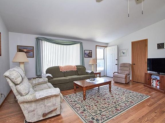 3rd image of 121 Carver St