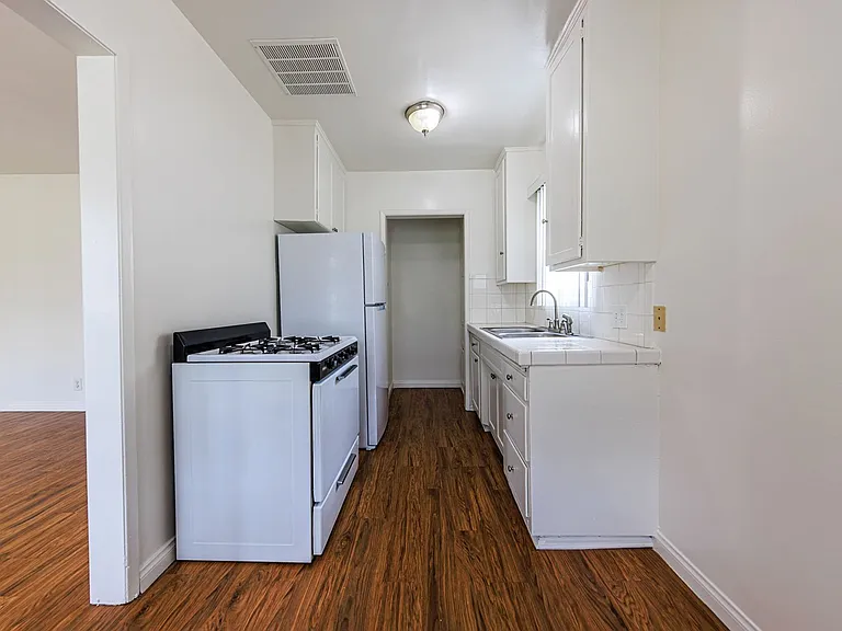 650 W Wilson Ave — Photo 26