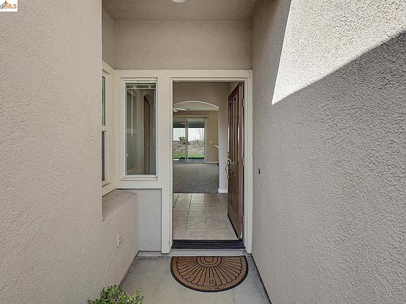 5th image of 923 Centennial Dr