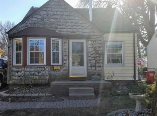 1995 Brys Dr, Grosse Pointe Woods, MI 48236