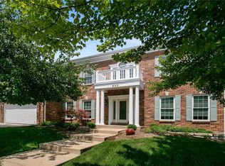 920 Crown Pointe Estates Dr, Ballwin, MO 63021