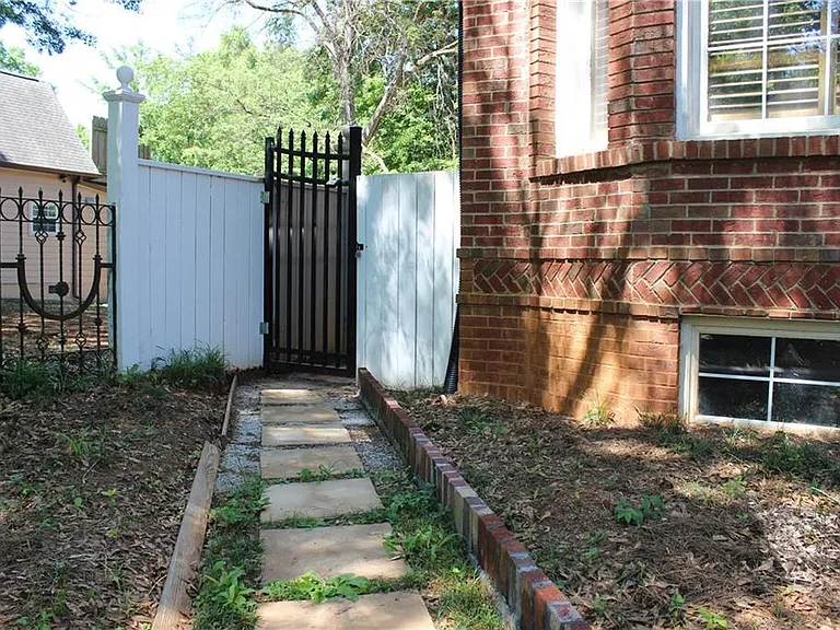 1124 Center St NW — Photo 16