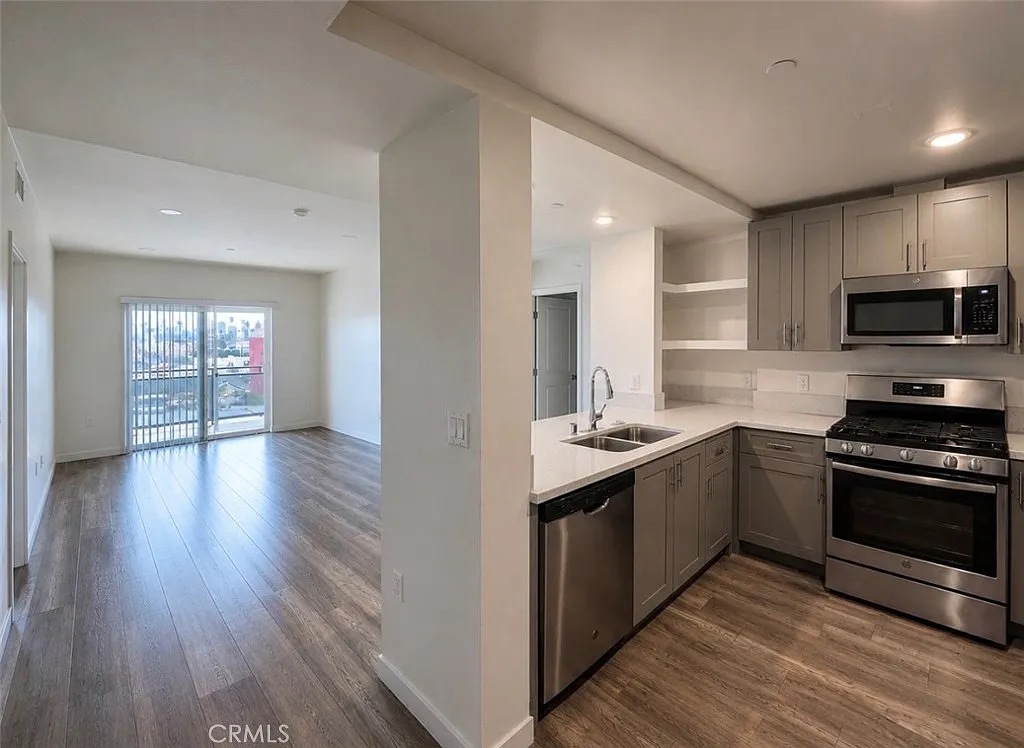 2 bed, 1100 sqft, $3,300 — Photo 3