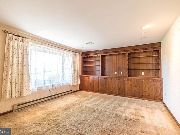 3rd image of 33 Onyx Ln