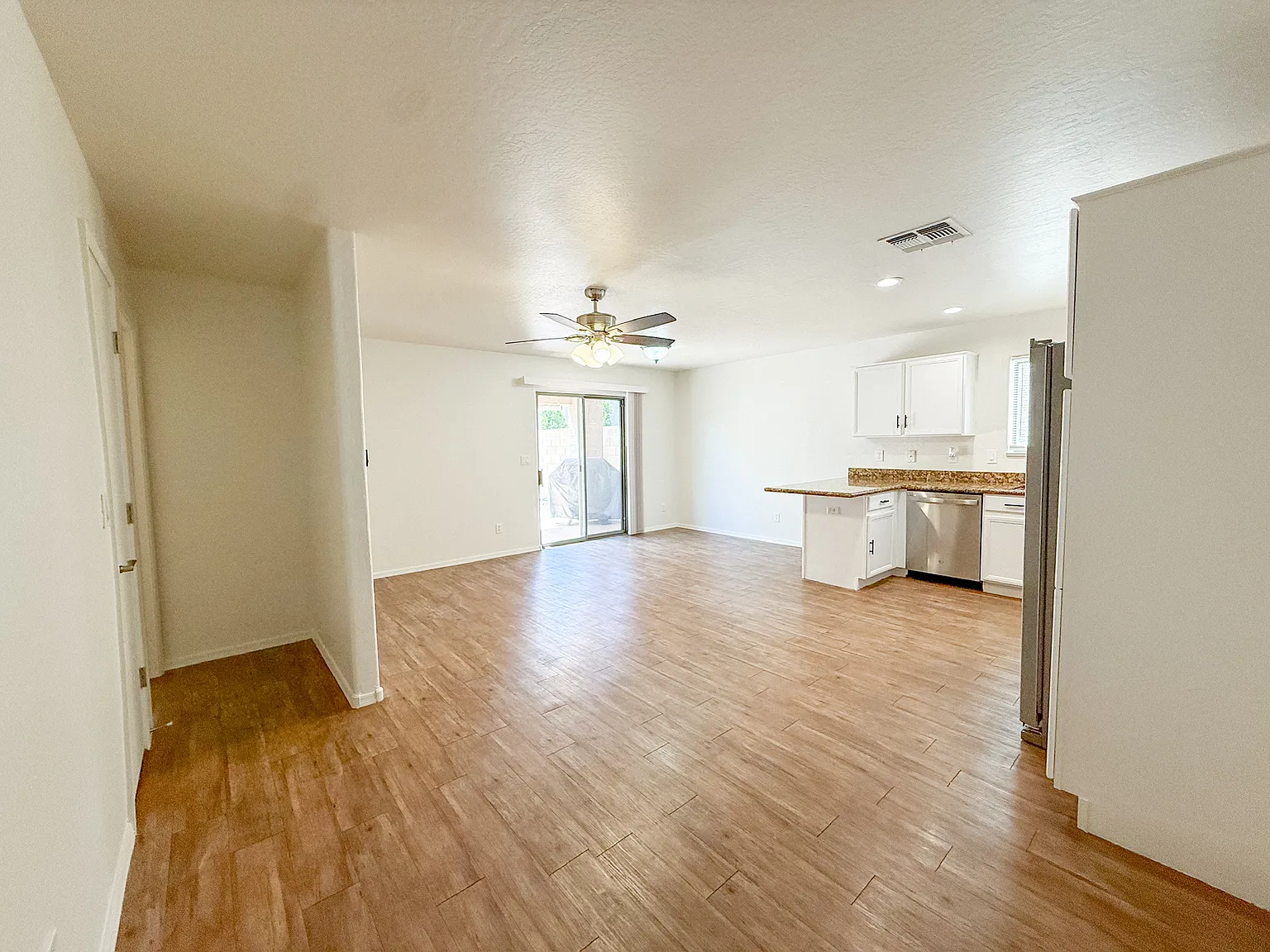 3 bed, 1271 sqft, $2,150 — Photo 2