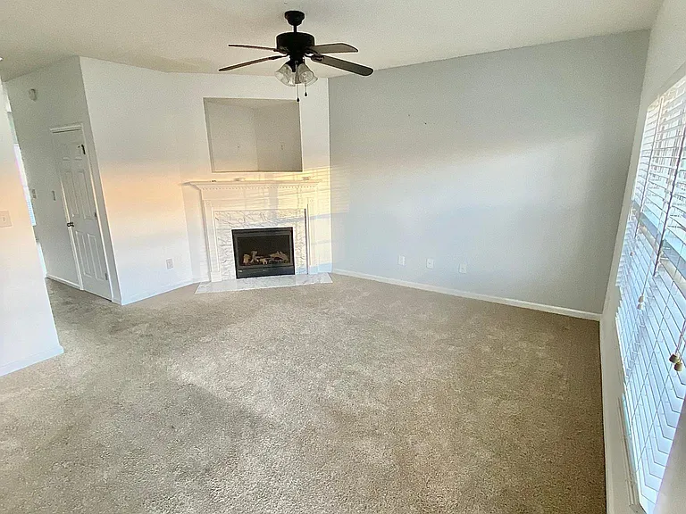 4554 Parkview Sq — Photo 5