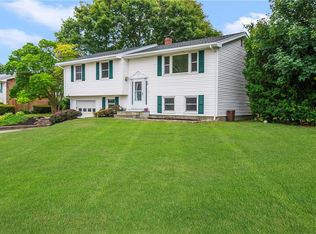 26 Namquid Dr, Middletown, RI 02842