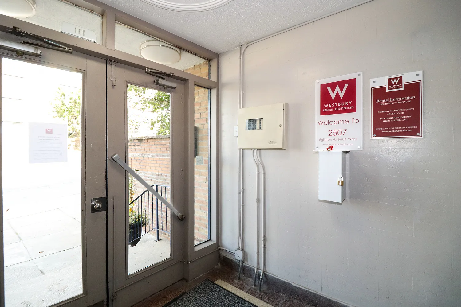 2507 Eglinton Avenue West, Toronto — Photo 2