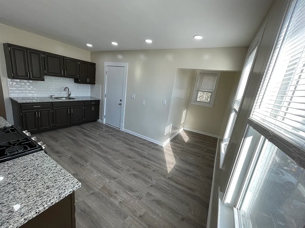 3 bed, 1.0 bath, 1300 sqft, $3,400 — Photo 2