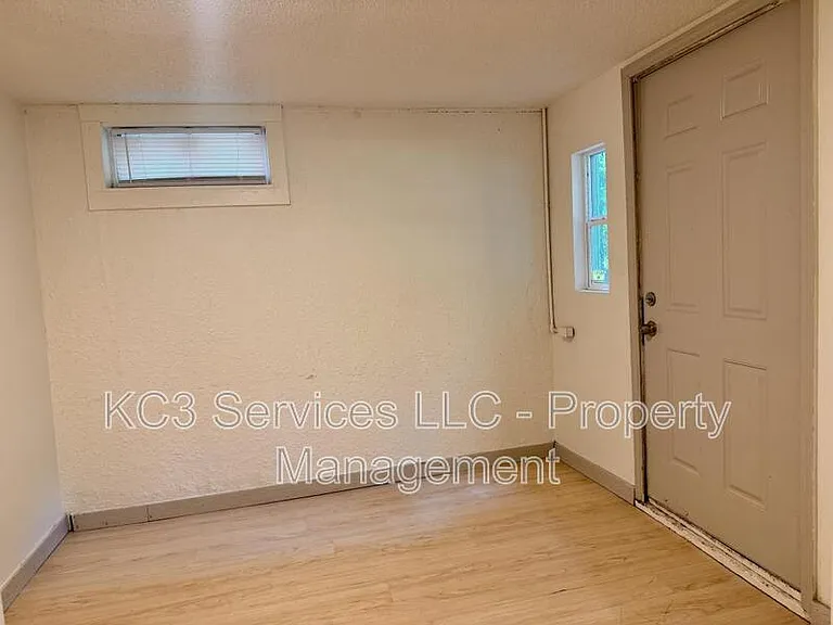 11108 Bennington Ave #B — Photo 6