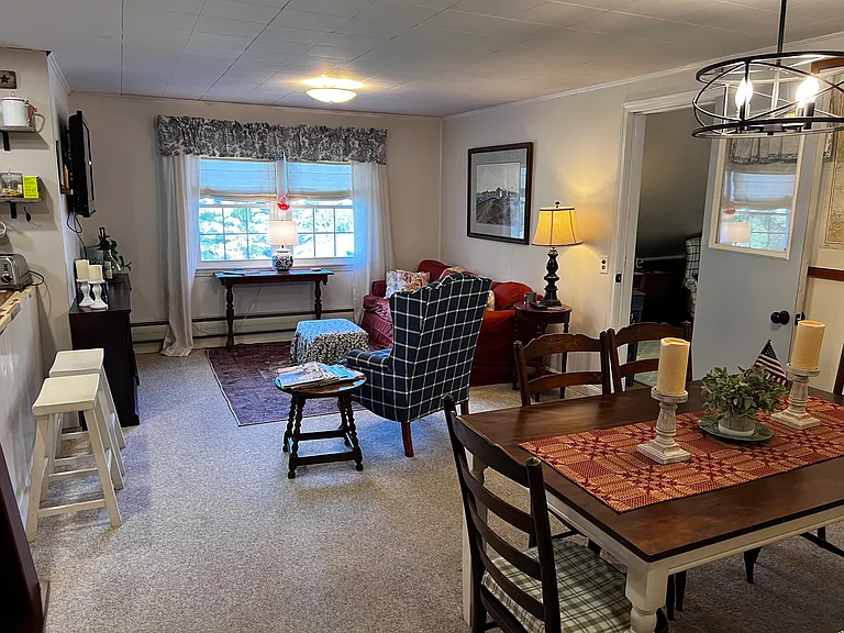 DINING/LIVING ROOM