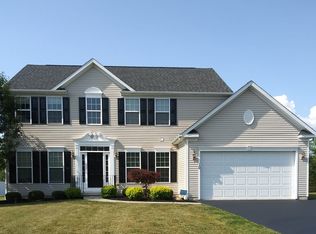 10 Hilltowne Dr, Orchard Park, NY 14127