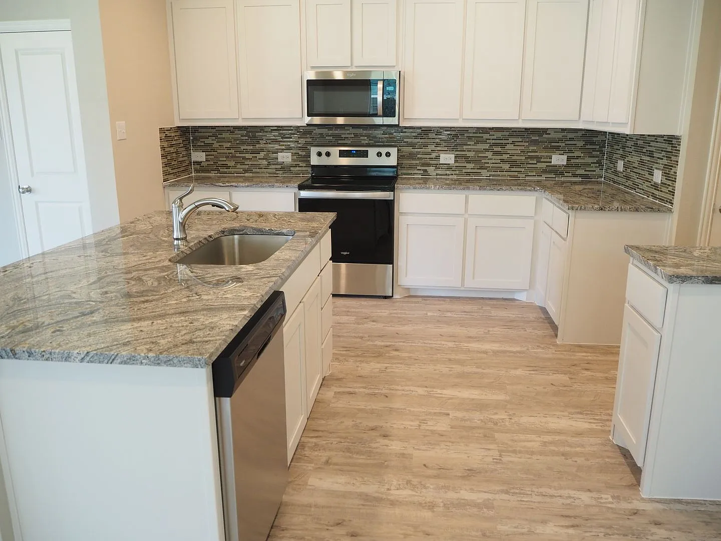 Like NEW 3 Bed 3 Bath Townhouse in Denton — Photo 4