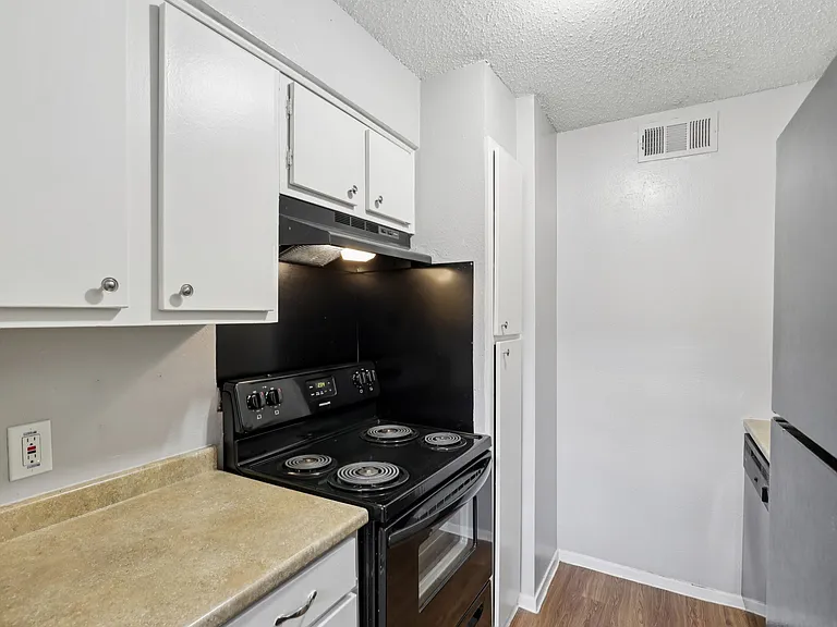 Whisperwind Apartments — Photo 38