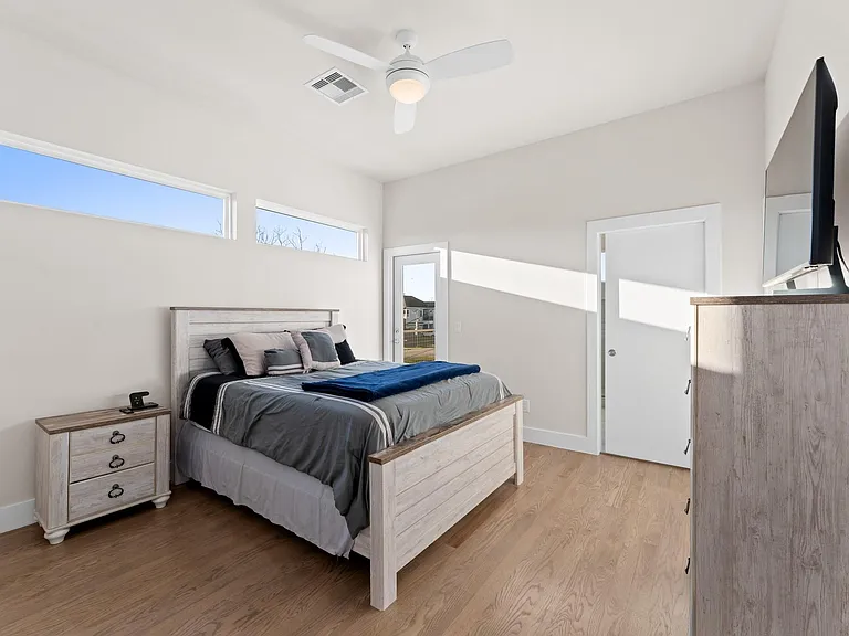 4904 Noble St — Photo 12