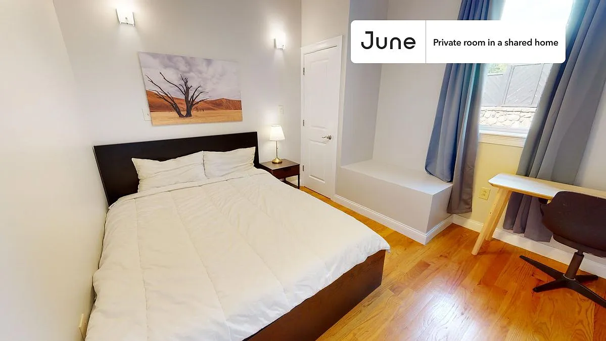 Queen bedroom in 5 bed/2.5 bath home in Roxbury #773 C — Photo 1