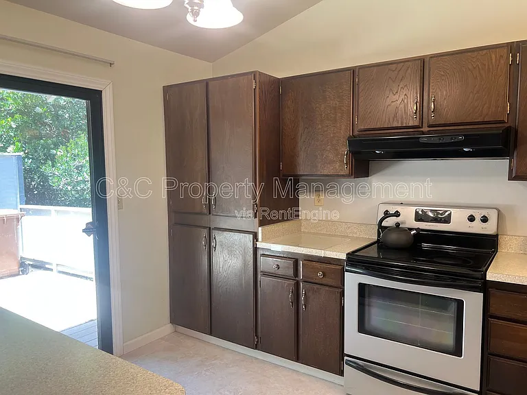 1538 Ashwood Dr — Photo 3
