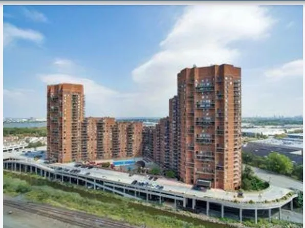 238 Harmon Cove Tower, Secaucus, NJ 07094