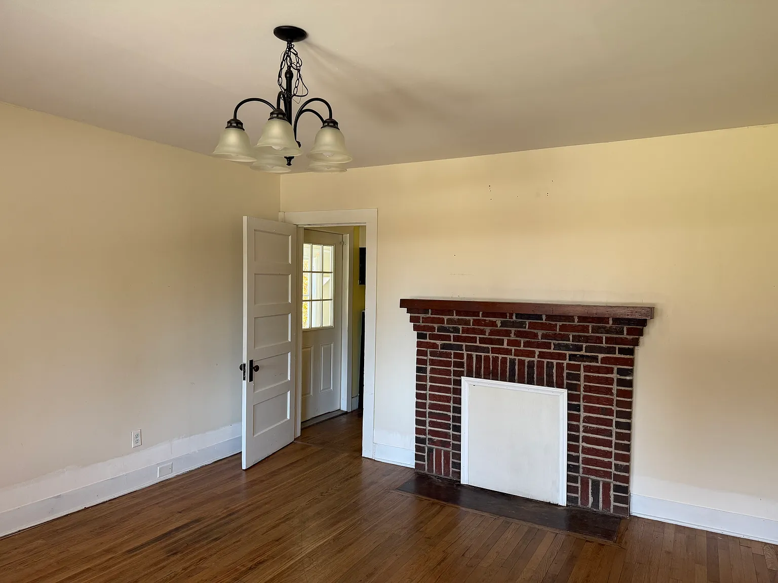 4 bed, 2400 sqft, $1,600 — Photo 4