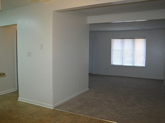 4th image of 1042 N Green Dr