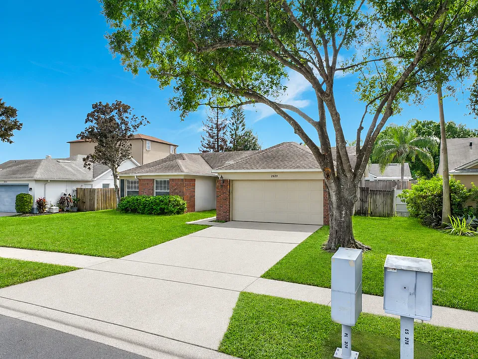 2929 Hunters Ln