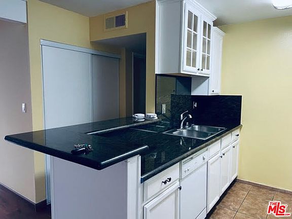 5th image of 18620 Hatteras St Unit 262
