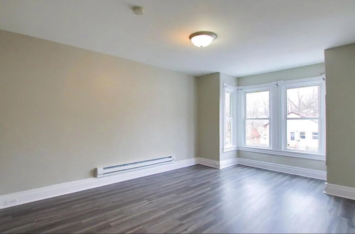 658 Lawson Ave E — Photo 1