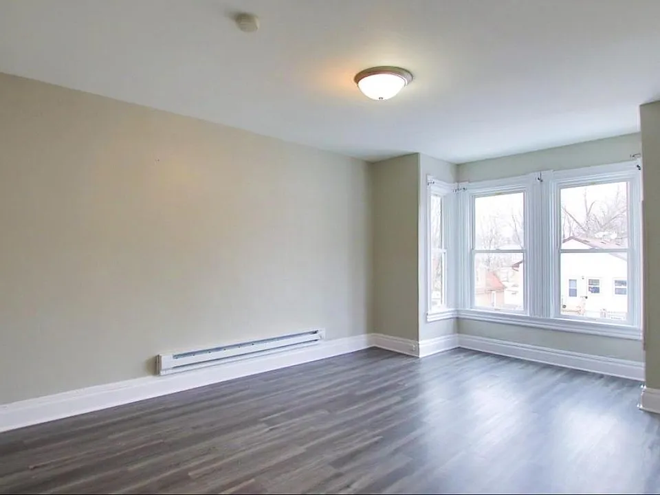 658 Lawson Ave E #3