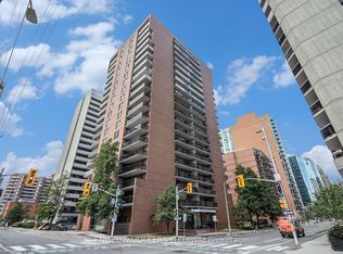 475 Laurier Ave W #907, Ottawa, ON K1R 7X1