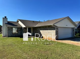 8720 Oakridge Dr, Midwest City, OK 73110