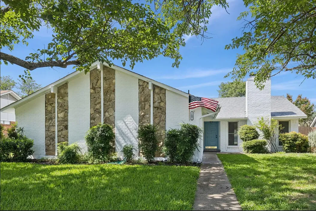 4 bed, 1924 sqft, $3,168 — Photo 2