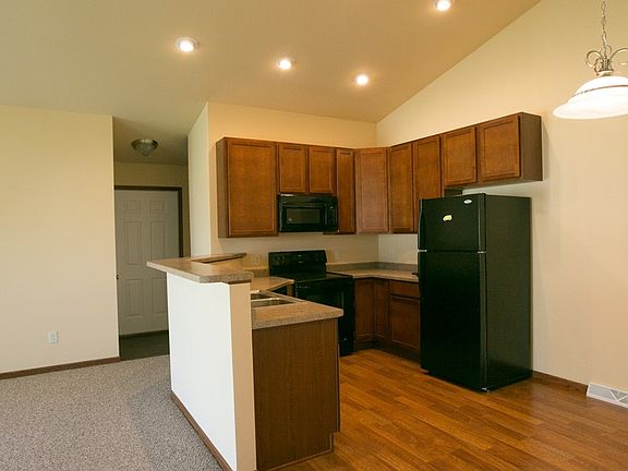 3rd image of 10 Crowfoot Ct