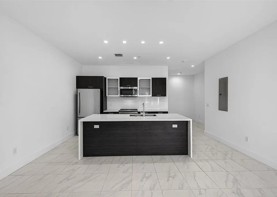 1044 NE 18th Ave #203