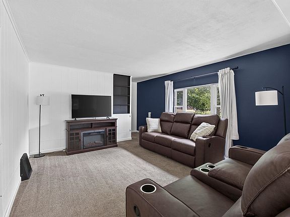 5th image of 301 N Noquebay Ave