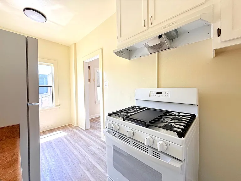 1614 N. Kenmore Avenue — Photo 22