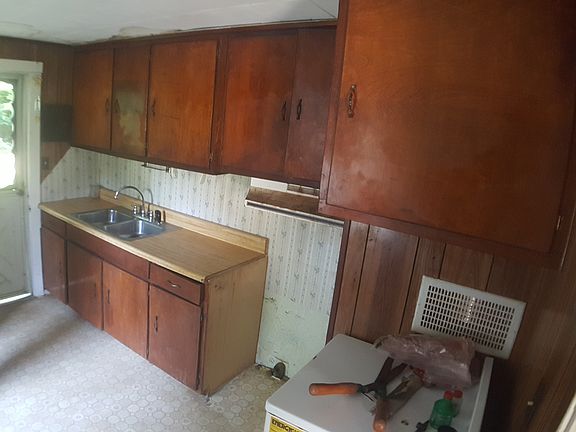 4th image of 907 Moore St