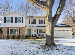 989 Belaire Ct, Naperville, IL 60563