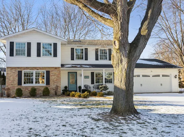 989 Belaire Ct, Naperville, IL 60563