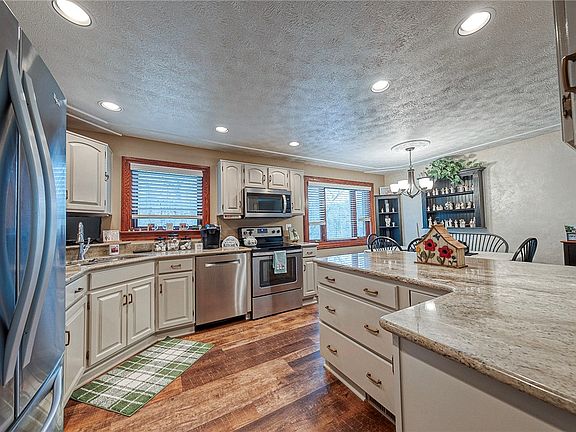 2nd image of 925 Lindenwood Dr