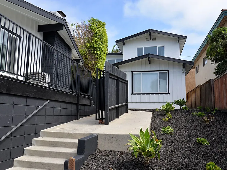 239/241 Avenida Pelayo — Photo 22
