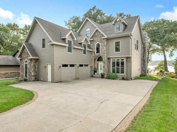 17227 Lakewood Dr, Spirit Lake, IA 51360