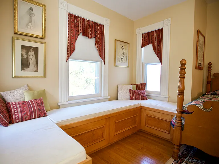 18 Clinton Ave — Photo 13