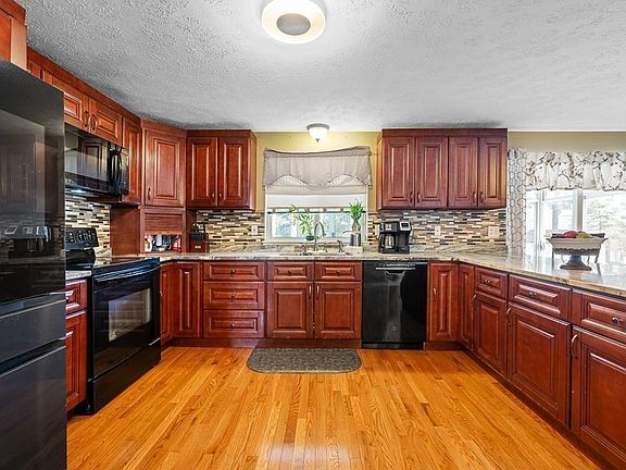 3rd image of 95 Loiselle Ave