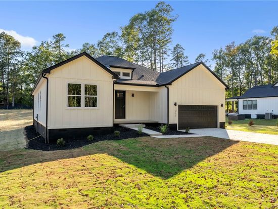 211 Chestnut Dr, Belton, SC 29627