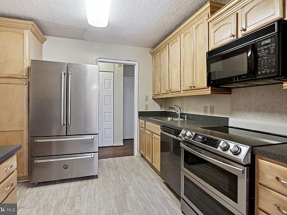 4th image of 2311 Pimmit Dr APT 301