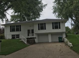 1114 Parc Dr, Papillion, NE 68046