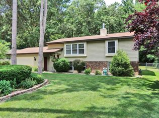 15081 Robinwood Ct, Grand Haven, MI 49417