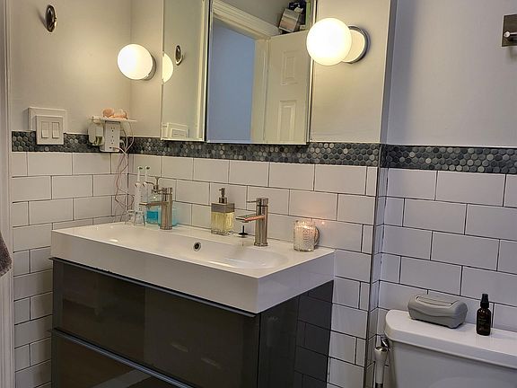 3rd image of 252 Van Horne St APT 2