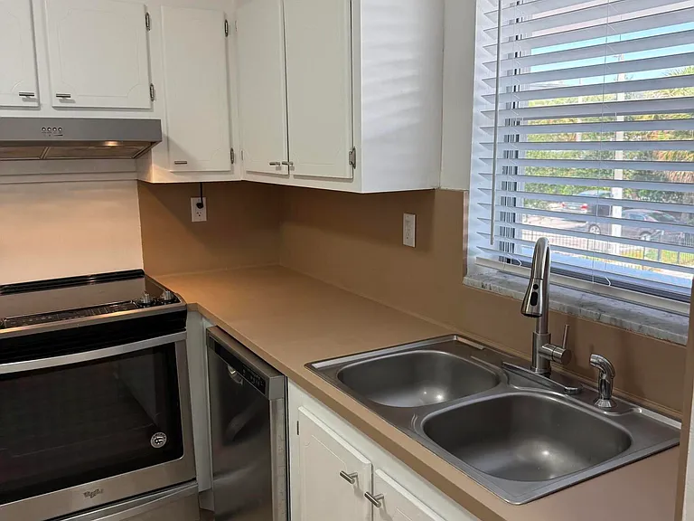 1400 NE 55th St #206 — Photo 3