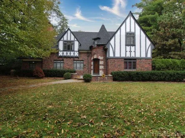 26550 Meadowood Ct N, Lathrup Village, MI 48076